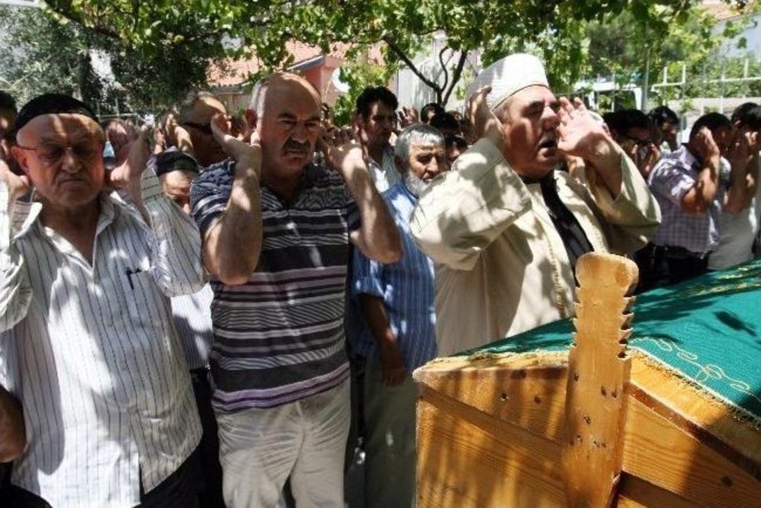 7 Yaşındaki Yusuf G&ouml;zyaşlarıyla Toprağa Verildi