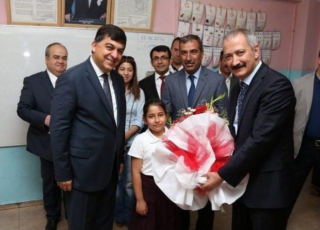 Başkan Fadıloğlu’ndan Öğrencilere Anlamlı Hediye