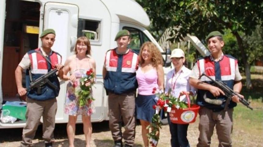 Anamur'da Jandarma Gül Ve Karanfil Dağıttı