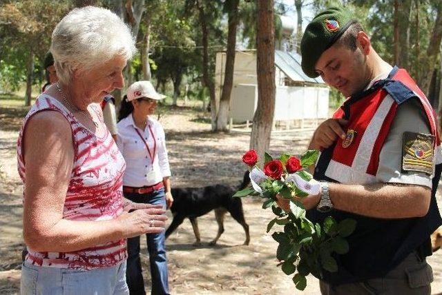 Anamur da Jandarma Gül Ve Karanfil Dağıttı 1