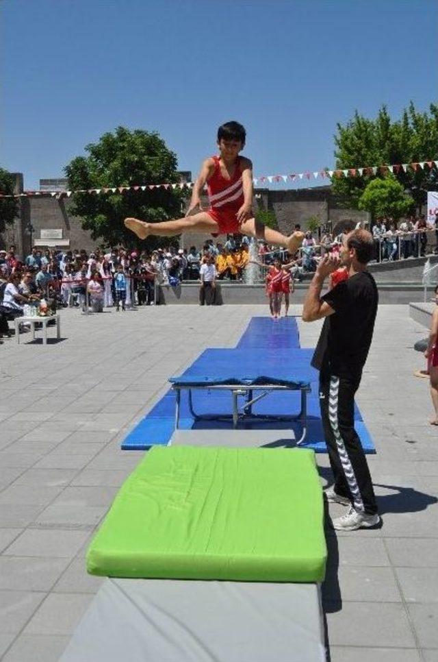 L&ouml;semiyi Yenen &Ccedil;ocuklar Maskelerini Attı 1