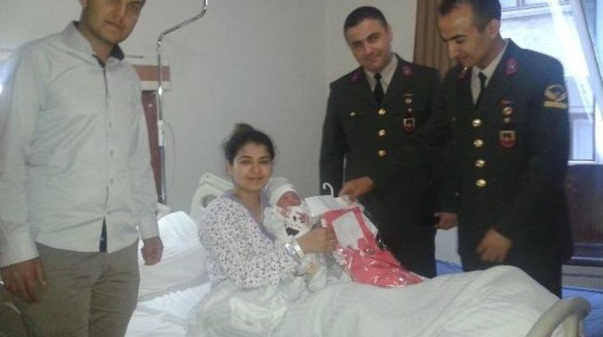 Jandarma G&uuml;n&uuml;nde Doğan Bebeklere Bebek Tulumu Hediye Edildi