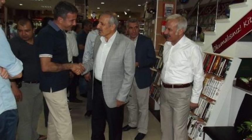 Eğitimci Yazar Sait Aytekin&rsquo;in Kitabını İmzaladı