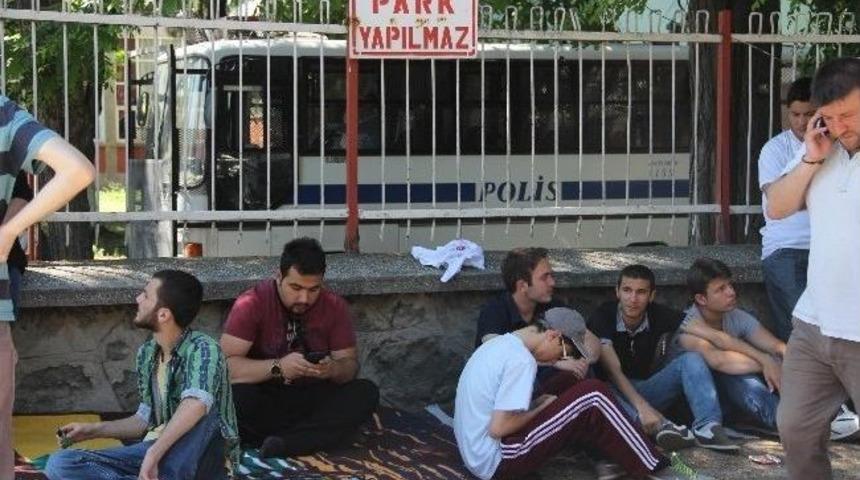 Okulun Yakılmasına Karşı N&ouml;bet