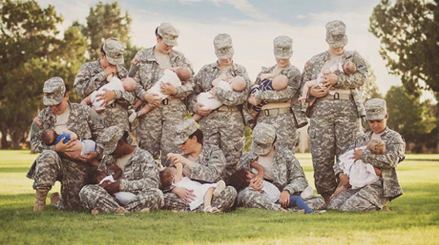 Asker anneler emzirirken poz verdi!