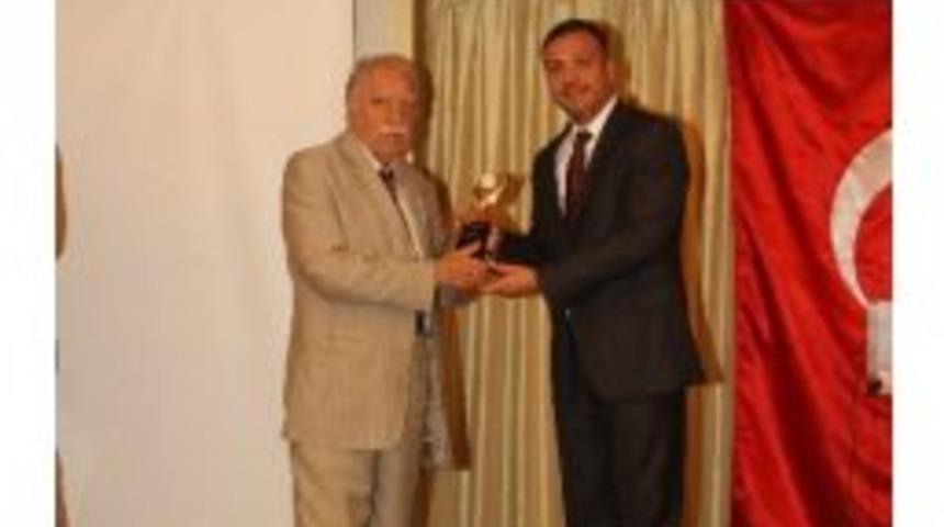 Do&ccedil;ent Doktor K&uuml;rşat Zorlu 't&uuml;rk D&uuml;nyası Hizmet &Ouml;d&uuml;l&uuml;' Aldı