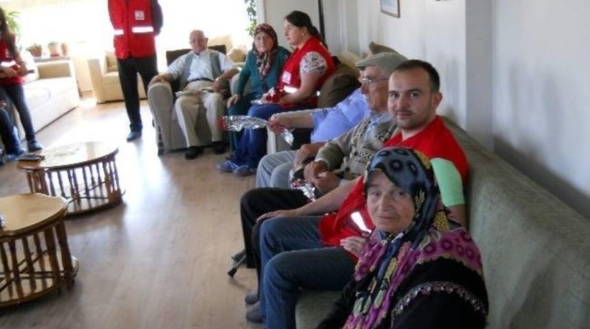 Kızılay&rsquo;dan Huzurevine Babalar G&uuml;n&uuml; Ziyareti