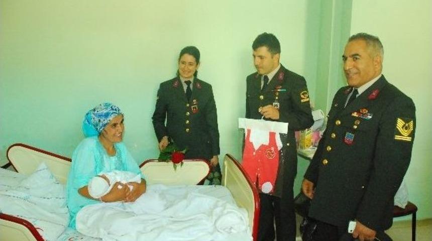 Jandarmadan Bebeklere Hediye