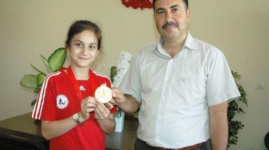 D&uuml;nya Şampiyonu Taşpınar, Sevin&ccedil;le Karşılandı