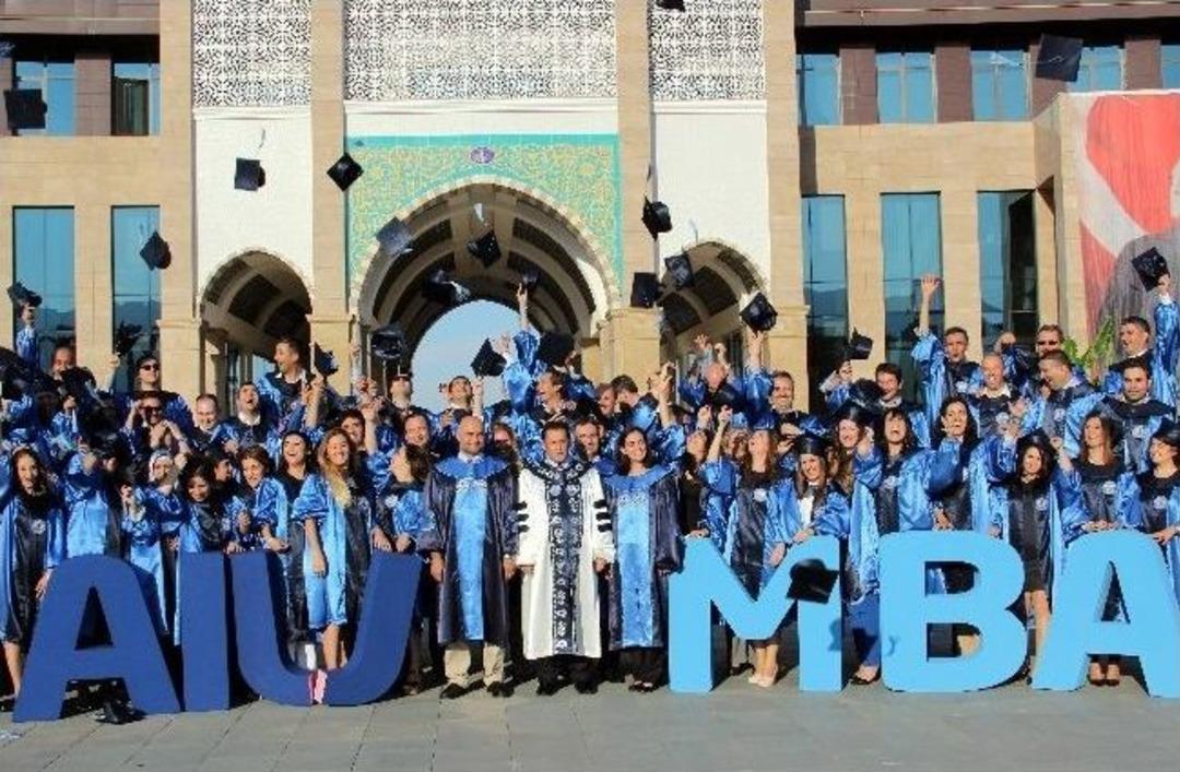 Ua&uuml;&rsquo;n&uuml;n İlk Mba Mezunları Diplomalarını Aldı
