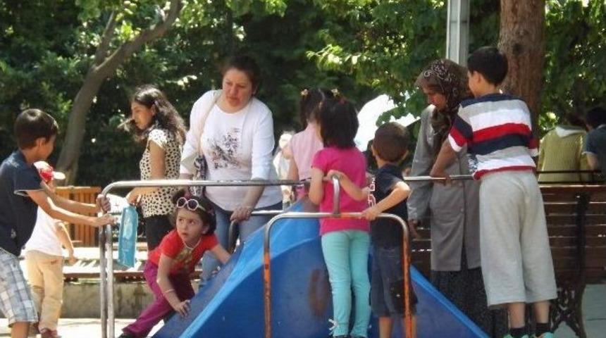 Okulların Kapanması İle Parklar Doldu Taştı