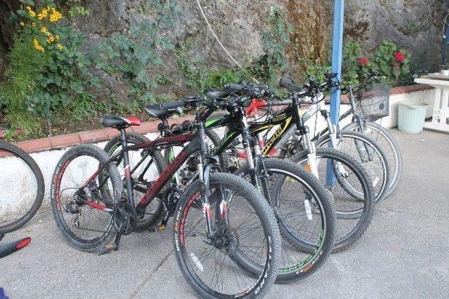 G&uuml;rc&uuml; Hırsızlar, Tatil Masrafları İ&ccedil;in Bisiklet &Ccedil;aldı 1