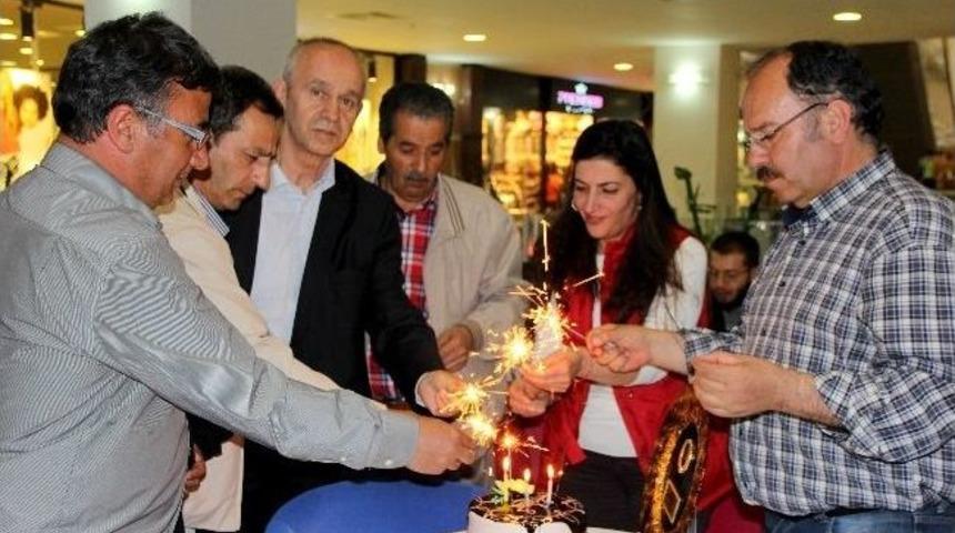 Sabuncuoğlu&rsquo;nun Meslekteki 35. Yılını Meslektaşları Pasta Keserek Kutladı