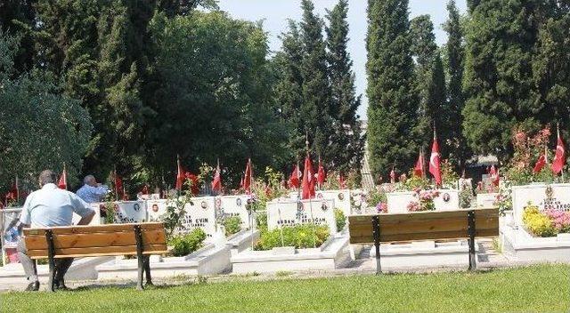 Edirnekapı Şehitliği'nde Buruk Babalar Günü