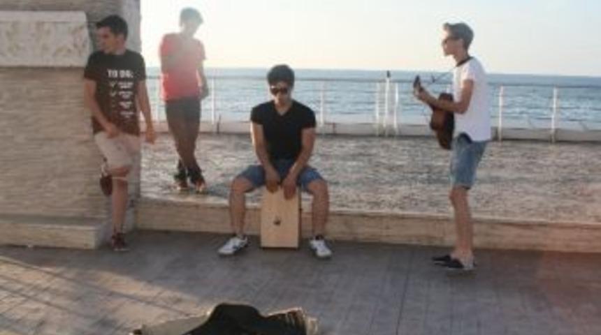 Gen&ccedil; Sanat&ccedil;ılar Hem Eğleniyorlar Hemde Eğlendiriyorlar