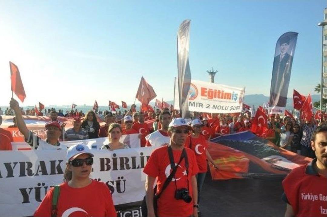 Gelinlikle Bayrak Y&uuml;r&uuml;y&uuml;ş&uuml;ne Katıldı