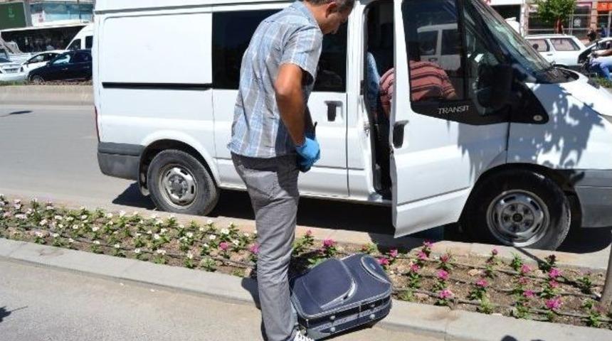 Batman Valiliği &Ouml;n&uuml;ndeki Ş&uuml;pheli Valiz Paniğe Neden Oldu