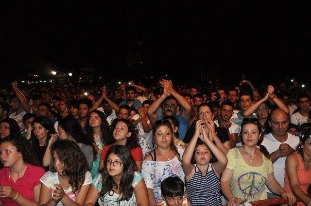 Kızkalesi’nde Burcu Güneş Ve Davut Güloğlu Rüzgarı Esti