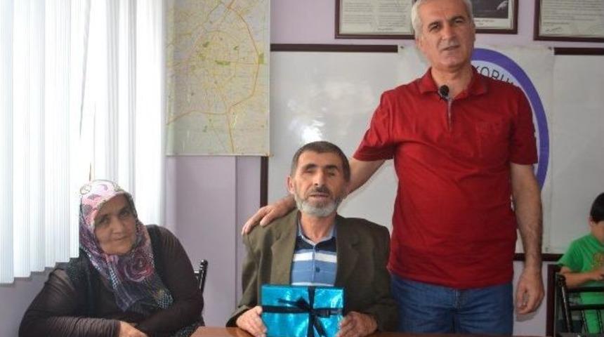 Konya'da "yılın Babası" G&ouml;rme Ve Y&uuml;r&uuml;me Engelli Baba Se&ccedil;ildi