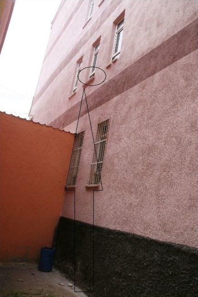 Ehliyetle Lys Sınavına Giremeyen &Ouml;ğrenci Arka Camdan İ&ccedil;eri Girmeye &Ccedil;alışınca Kendini Yaraladı 1