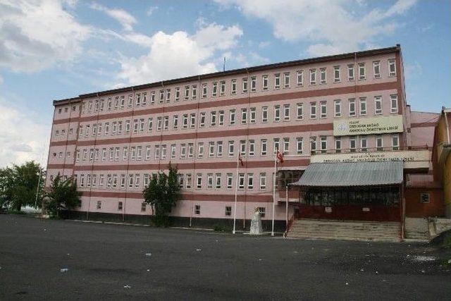 Ehliyetle Lys Sınavına Giremeyen &Ouml;ğrenci Arka Camdan İ&ccedil;eri Girmeye &Ccedil;alışınca Kendini Yaraladı 2