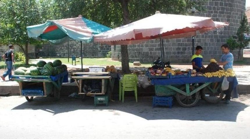 Baba Mesleğini Yaparak Ge&ccedil;imini Sağlıyor
