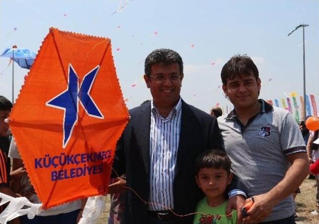 Babalar Ve &Ccedil;ocukları U&ccedil;urtmalarını Birlikte U&ccedil;urdu