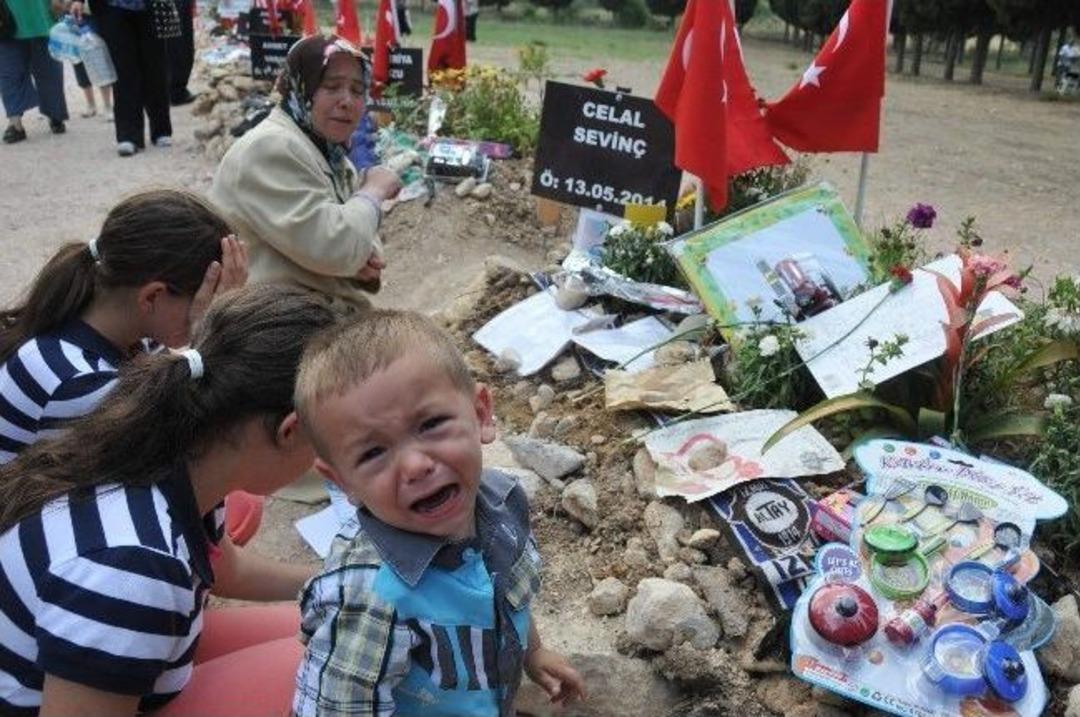 Yetim Kızın Babasının Mezarı Başında Okuduğu Şiir Y&uuml;rekleri Dağladı