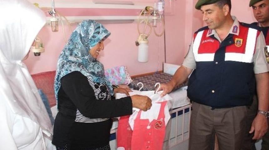 Beyşehir&rsquo;de Jandarmadan Yeni Doğan Bebeklere Hediye