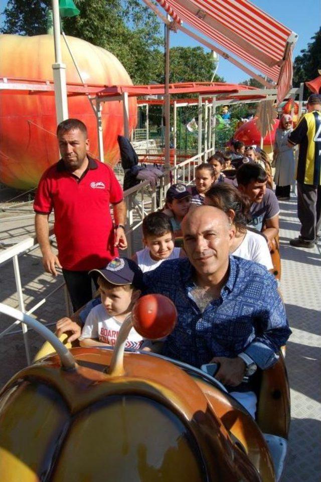 Lunaparkta Buruk Babalar Günü Kutlaması