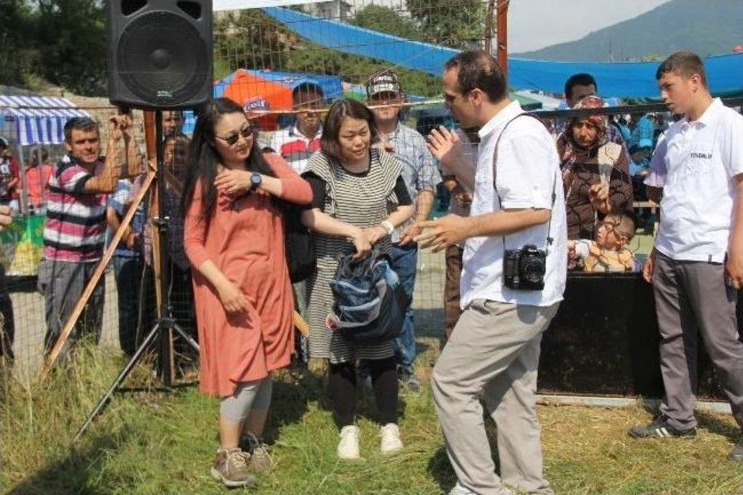 Japon Misafirler Yağlı G&uuml;reşlerini İzledi