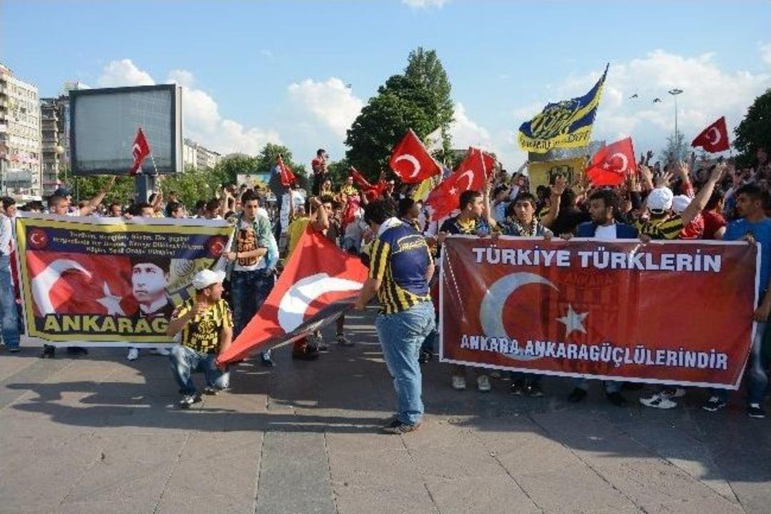 Ankarag&uuml;c&uuml; Taraftarından Bayrak Protestosu