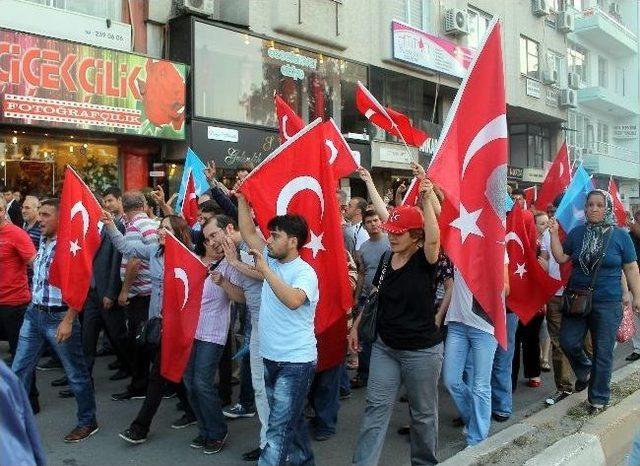 Mersin'de Mehter Takımlı 'bayrağa Saygı' Yürüyüşü