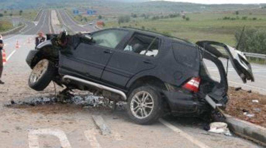 Karab&uuml;k&rsquo;te Trafik Kazası: 2 &Ouml;l&uuml;, 1 Yaralı