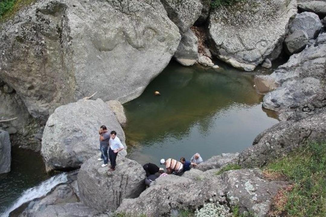 Derede Odun Toplayan Karı-koca Boğularak &Ouml;ld&uuml;