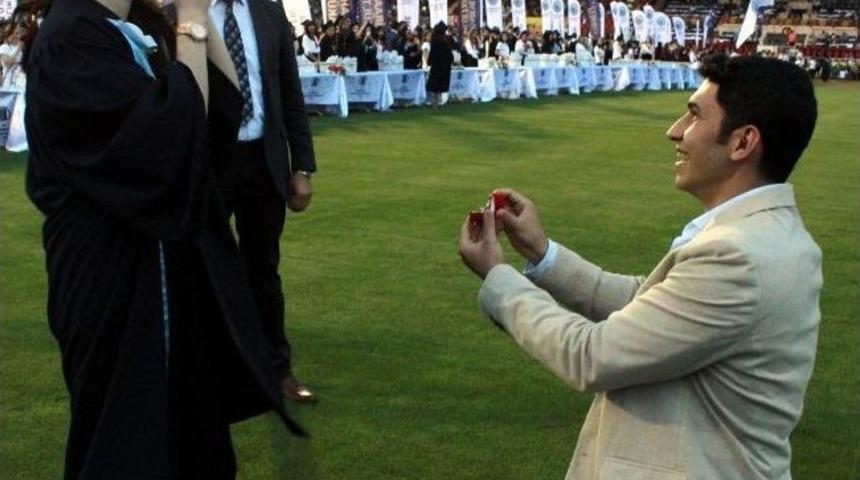 Mezuniyet T&ouml;reninde Evlilik Teklifleri