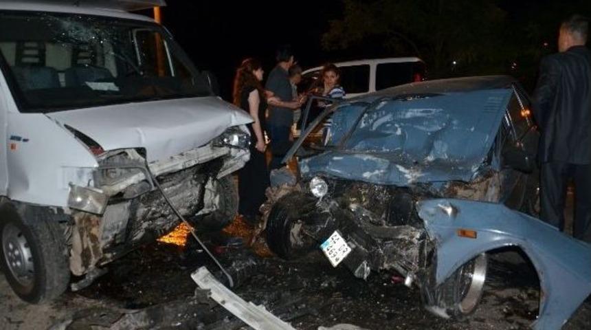 Otomobil İle Kamyonet Kafa Kafaya &Ccedil;arpıştı:3 Yaralı