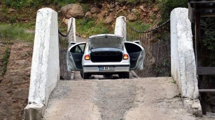 Arabanın Zor Geçtiği Tahta Köprüde Adrenali Yüksek Fotoğraf Çekimi