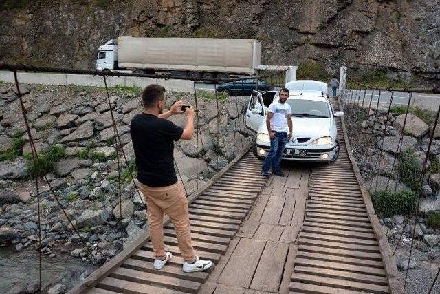 Arabanın Zor Geçtiği Tahta Köprüde Adrenali Yüksek Fotoğraf Çekimi