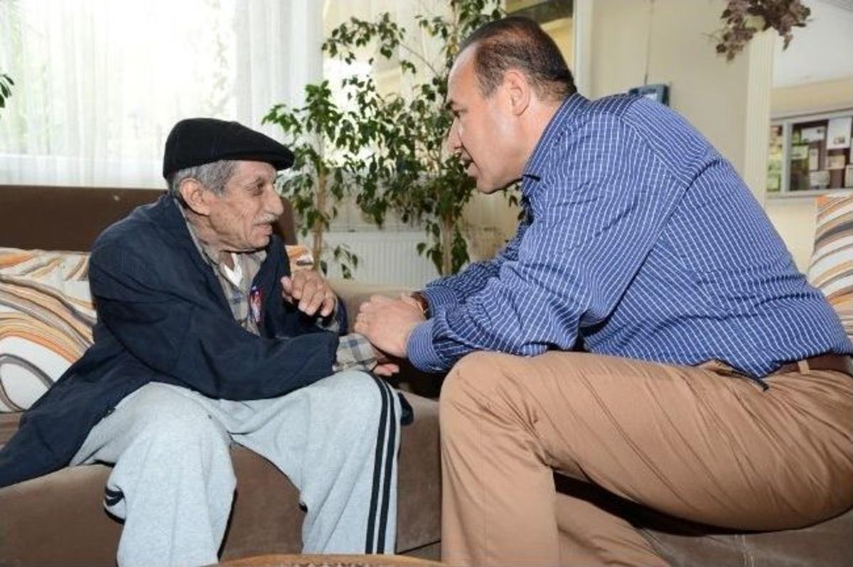 S&ouml;zl&uuml;, Babalar G&uuml;n&uuml;&rsquo;nde Huzurevi Sakinlerini Unutmadı