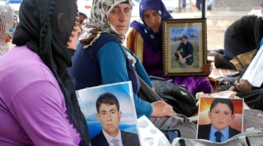 Ailelerin Oturma Eylemi S&uuml;r&uuml;yor