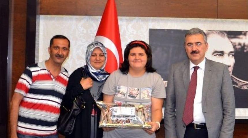 Cam Kemik Hastası &Ouml;ğrenci Karne Sevincini Vali Ayyıldız&rsquo;la Paylaştı