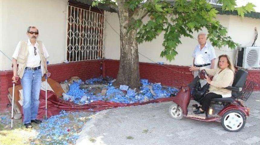 Hırsızlar, Sakatlar Derneğinin Mavi Kapaklarını &Ccedil;aldı