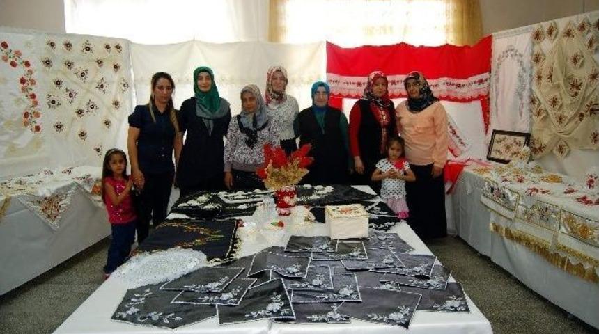 &Ccedil;atom Yıl Sonu Sergisini A&ccedil;tı