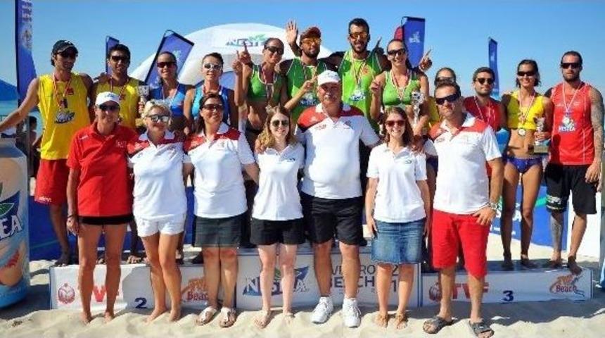 &Ccedil;eşme&rsquo;de Beach Volley Turnuvası Sona Erdi