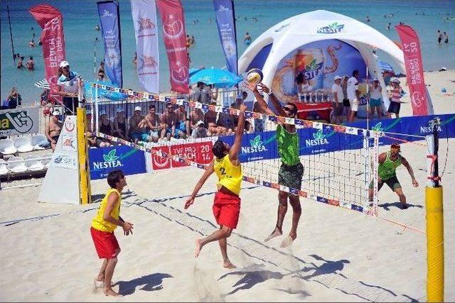 &Ccedil;eşme&rsquo;de Beach Volley Turnuvası Sona Erdi 1