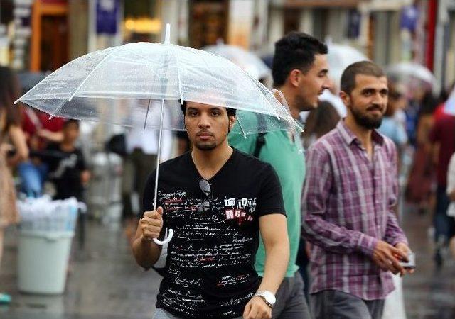 İstanbul'da Sağanak Yağış Etkili Oldu