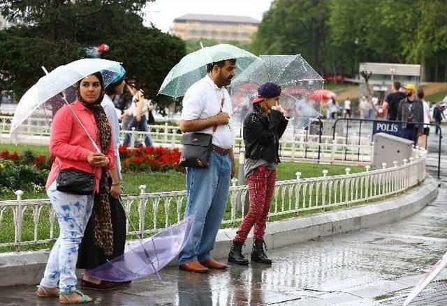 İstanbul'da Sağanak Yağış Etkili Oldu