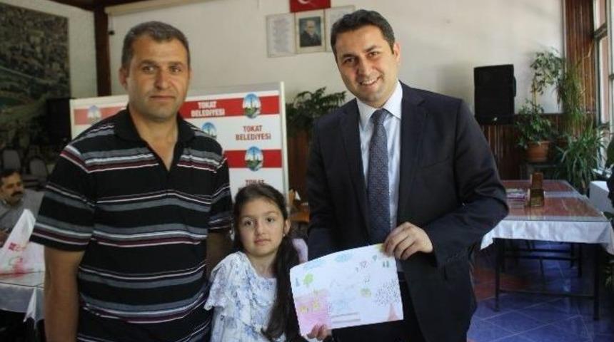 Ayakları İle &Ccedil;izdiği Resmi Başkana Hediye Etti