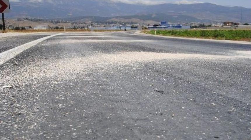 Eriyen Asfalta Kum Serpildi